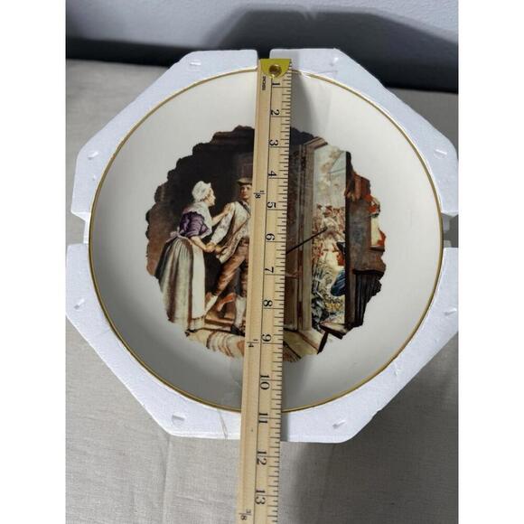 2 American Revolution Fine China Plates, 10 1/2 inch, 1975 Masterpieces/24K Rims - Picture 8 of 9